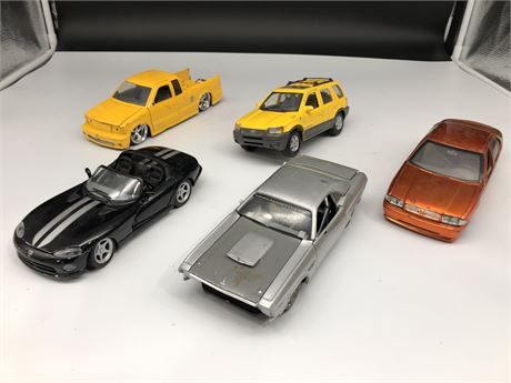 5 DIE-CAST CARS (1/24 scale)