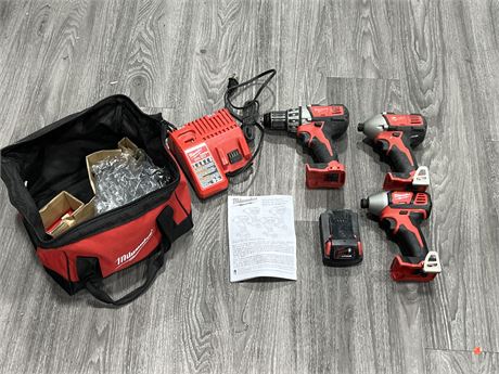 3 MILWAUKEE DRILLS W/BATTERY, CHARGER & BAG - WORKS