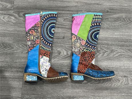 PAIR OF HIPPY STYLE BOOTS - NO SIZE BUT MEASURES 10” HEEL TO TOE