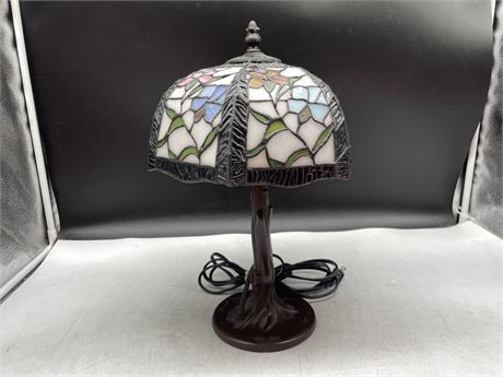 STAINED GLASS TABLE LAMP 13”
