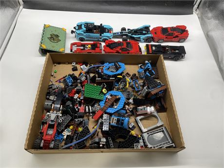 TRAY OF MOSTLY BUILT LEGO & FIGURES