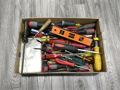 BOX OF MISC TOOLS / ACCESSORIES