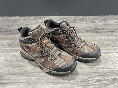 HI-TEC MENS SIZED 10 HIKING BOOTS IN AS NEW CONDITION