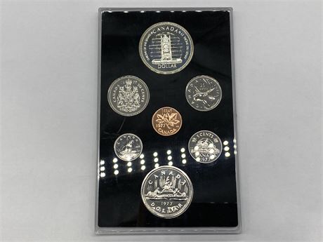 ROYAL CANADIAN MINT 1977 DOUBLE DOLLAR COIN SET - CONTAINS SILVER