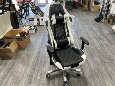ADJUSTABLE GAMING CHAIR