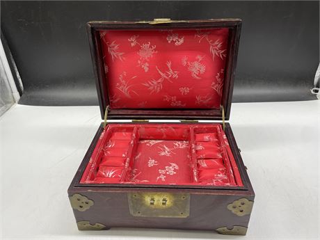 VINTAGE CHINESE JADE JEWELRY BOX 9”x6”x4”