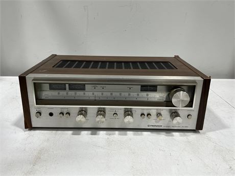 PIONEER SX-680 RECEIVER - LIGHTS UP