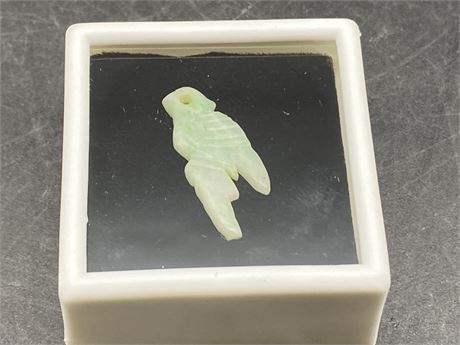 SMALL VINTAGE CHINESE CARVED JADE BIRD
