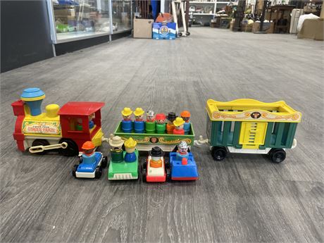 FISHER PRICE CIRCUS TRAIN WITH 4 CARS & 15 FIGURES