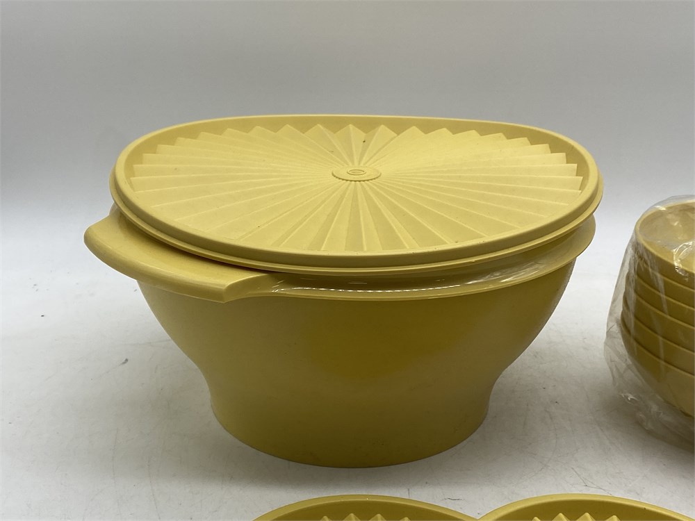 High End Tupperware Urban Auctions - VINTAGE 1970s TUPPERWARE SALAD BOWL SET