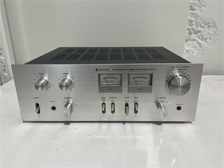 SANYO INTEGRATED STEREO AMP DCA 311 - POWERS UP