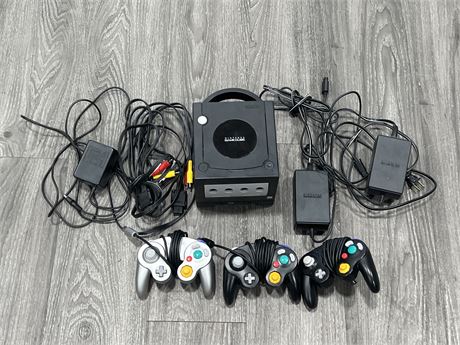GAMECUBE W/ 3 CONTROLLERS & CORDS