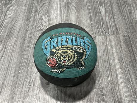 VINTAGE VANCOUVER GRIZZLIES FULL SIZE BASKETBALL