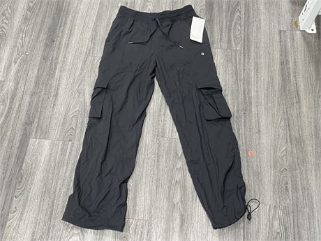 (NEW) LULULEMON DANCE STUDIO RELAXED-FIT MR CARGO PANT SIZE M (WITH TAGS)
