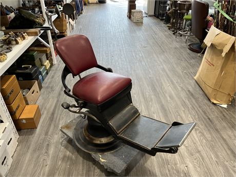 VINTAGE HYDRAULIC DENTIST CHAIR MADE BY RITTER - WORKS