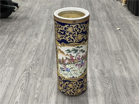 LARGE CHINESE VASE W/HUNTING SCENES (9.5”X24.5”)