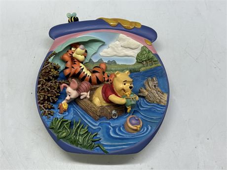BRADFORD EXCHANGE LE 3D WINNIE THE POOH PLATE - MINT / SEE PHOTOS (6” WIDE)