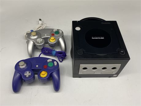 GAMECUBE W/ 2 CONTROLLERS (No power cords)
