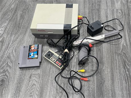 NES CONSOLE WITH CORDS, CONTROLLER, GAME & ZAPPER (WORKS)