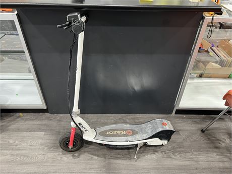 WORKING RAZOR ELECTRIC SCOOTER W/ CHARGER