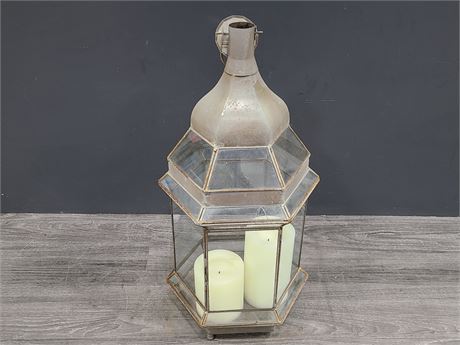 METAL/GLASS HURRICANE LAMP 21"