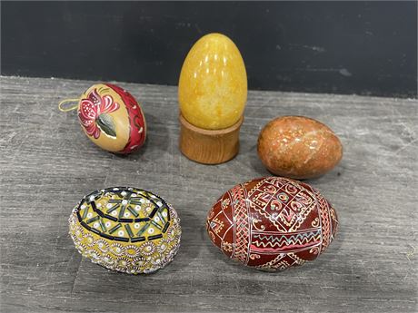 5 COLLECTABLE DECORATIVE EGGS 2 SOAPSTONE/MARBLE 3 WOOD/DECORATIVE