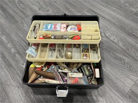 VINTAGE TACKLE BOX WITH MISC FISHING GEAR