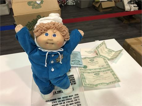 CABAGE PATCH DOLL COMPLETE WITH BIRTH CERTIFICATE AND BOX (MINT CONDITION)