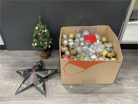 LARGE BOX OF CHRISTMAS ORNAMENTS / 2 DECOR PIECES (BOX IS 20”x17”)