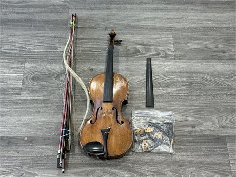 EARLY VIOLIN W/LOT OF BOWS - NEEDS RESTORATION