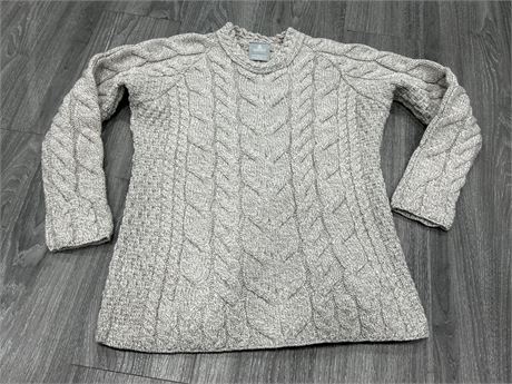 MADE IN IRELAND WOMENS WOOL SWEATER - SIZE LARGE