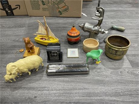 LOT OF SMALL COLLECTABLES