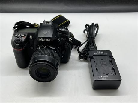 NIKON D200 CAMERA W/LENS, CHARGER, BATTERY & MEMORY CARD - WORKS