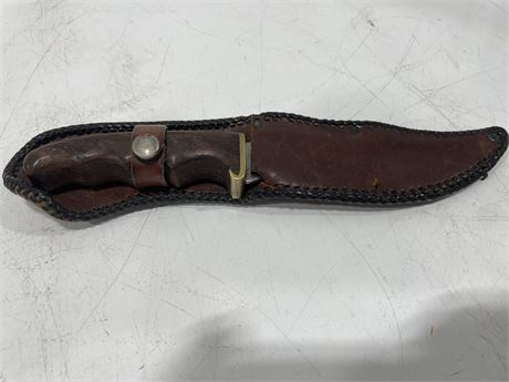 1983 FIXED BLADE KNIFE WITH LEATHER SHEATH