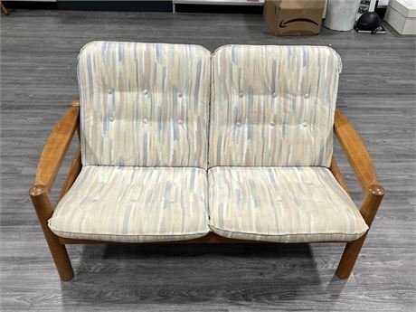 MID CENTURY DOMINO MOBLER TEAK LOVE SEAT W/CUSHIONS (Made in Denmark)