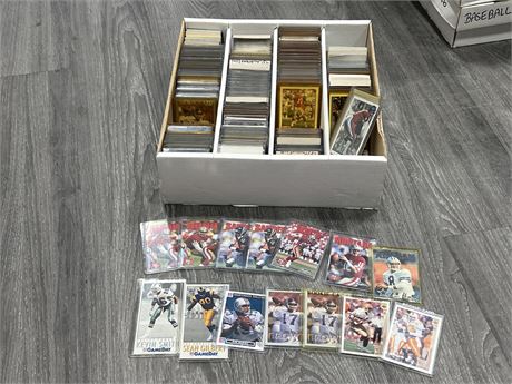 FLAT OF NFL CARDS - MANY ROOKIES / STARS - MAJORITY IN TOP LOADERS