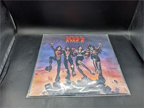 KISS - 1976 PRESSING (VG) VERY GOOD CONDITION (SLIGHTLY SCRATCHED) - VINYL