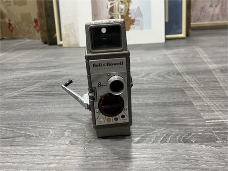 BELL & HOWELL TWO-FIFTY-TWO 8MM CAMERA