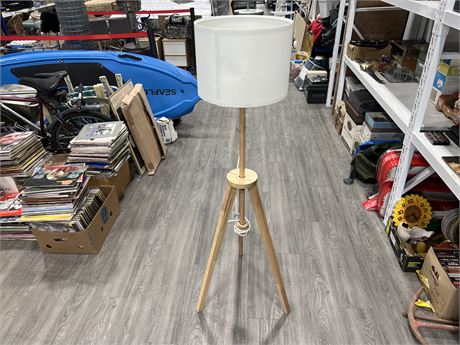 ADJUSTABLE WOOD FLOOR LAMP - WORKS (59” tall current height)