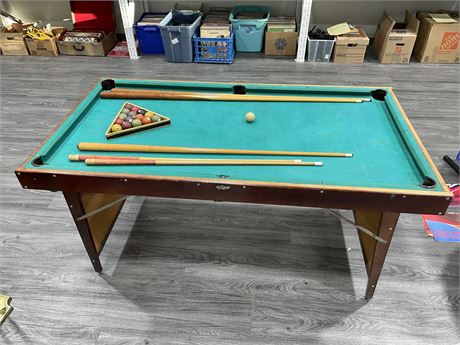 VINTAGE GENDRON POOL TABLE W/ FULL SET OF BALLS & CUES 60”x32”x31”