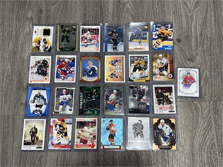 LOT OF ASSORTED HOCKEY CARDS