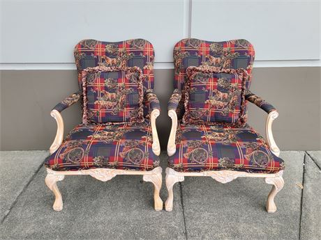 2 ANTIQUE STYLE CHAIR WITH PILLOWS