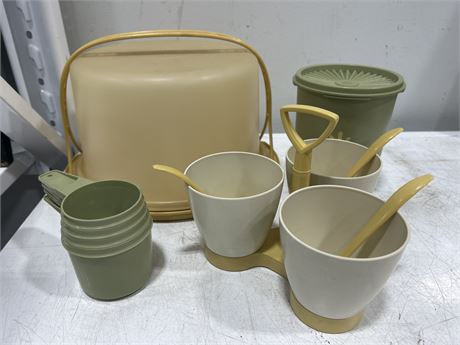 LOT OF VINTAGE TUPPERWARE - MEASURING CUPS, CALE TRAY + OTHERS