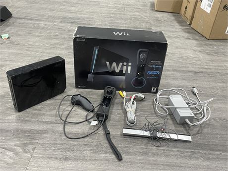 WII COMPLETE W/ CONTROLLER, CORDS & BOX (NO GAME)