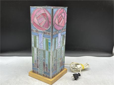 STAINED GLASS TABLE LAMP 5X14”