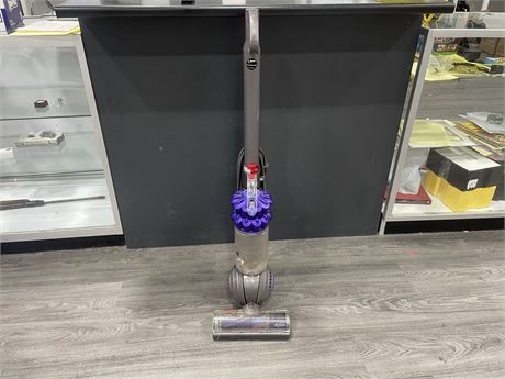 DYSON DC51 UPRIGHT VACCUM (NEEDS CLEANING) (WORKS)
