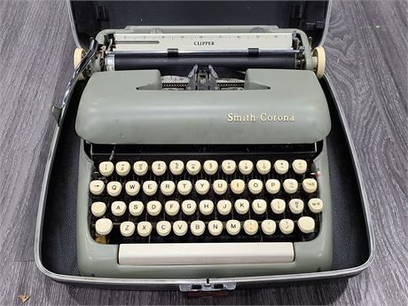 VINTAGE SMITH - CORONA CLIPPER TYPEWRITTER IN CASE