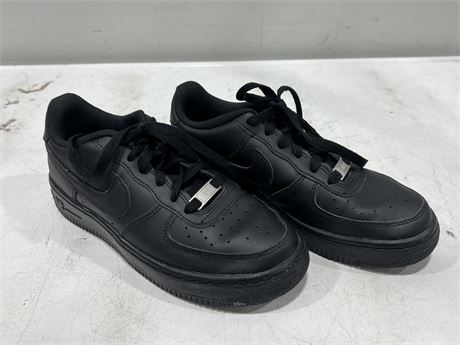 AS NEW NIKE AIR FORCE 1s (314192-009) SIZE 5