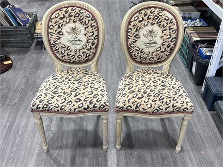 2 VINTAGE MATCHING CHAIRS