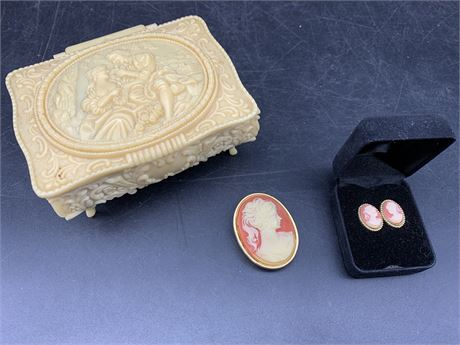 VINTAGE PERFUM CAMEO LOCKET BROOCH PENDANT IN JEWELRY BOX W/CAMEO EARRINGS